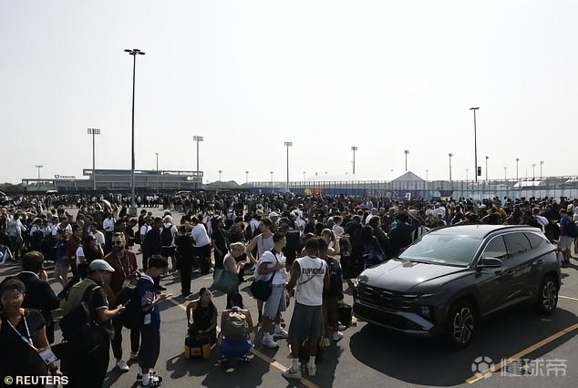 邮报：决赛场外因安检混乱，球迷排长队入场