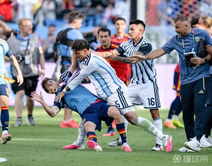 阿邦拉霍:帕雷德斯是懦夫,FIFA应禁止他参加下届世界杯