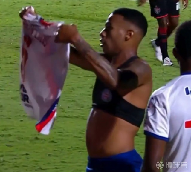 巴甲巴伊亚队球员德比战进球后晒球衣,对手气急败坏抢过欲撕碎